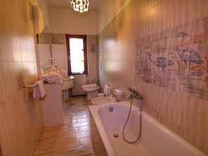 Villa | Bathroom | Combined shower/tub, towels