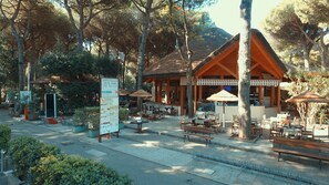 Tempat makan outdoor