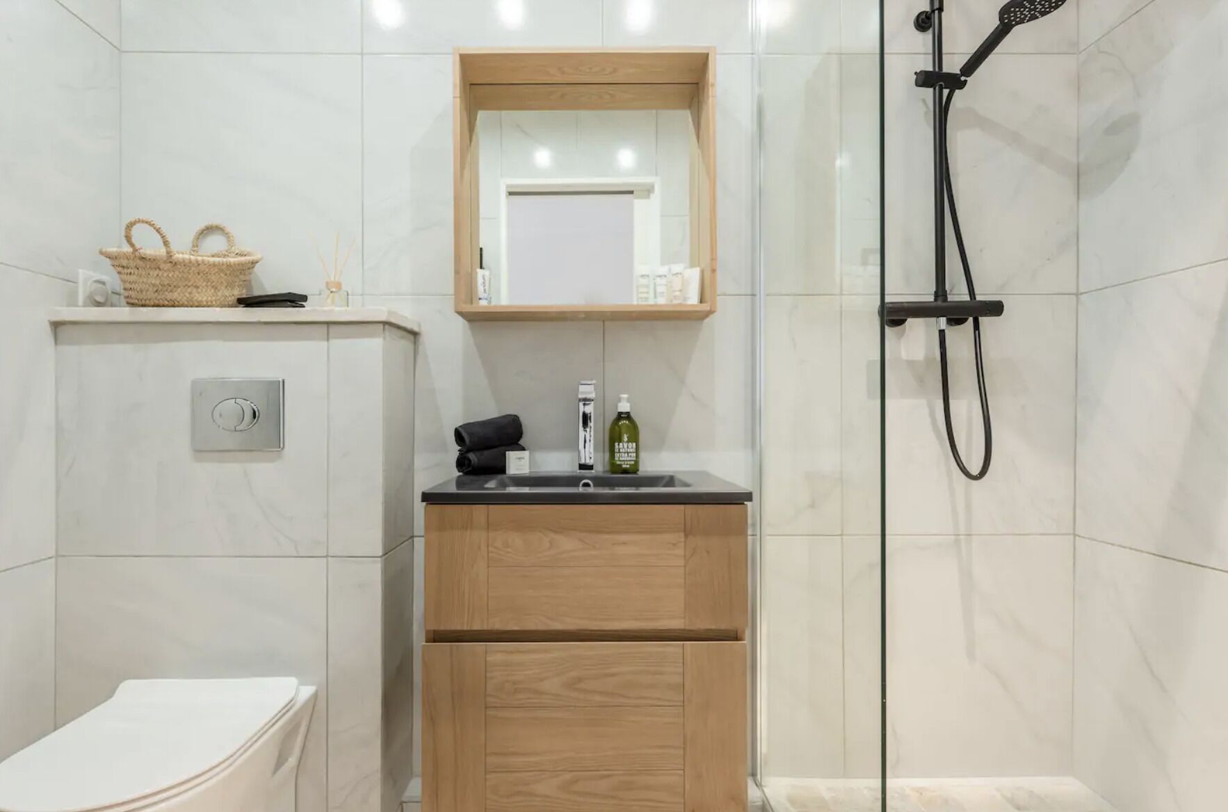 Sèche-cheveux, serviettes fournies