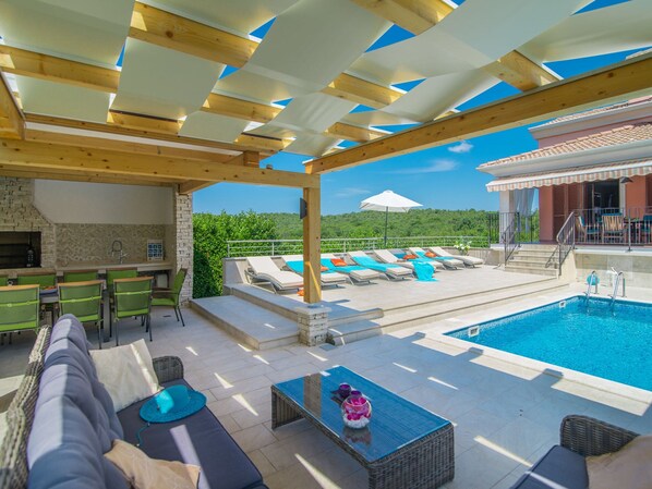 Villa | Zwembad | Een binnenzwembad, een buitenzwembad