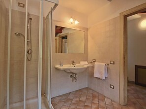 House | Bathroom - Spacious Farmhouse in Trevi With Swimming Pool (Trevi)