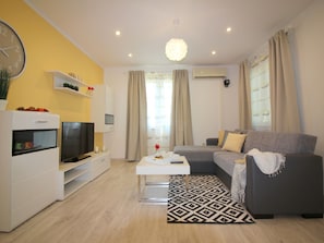 Bungalow | Living room | TV