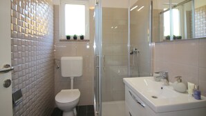 Bungalow | Bathroom - Contemporary Bungalow in Porec With Swimming Pool (Porec)