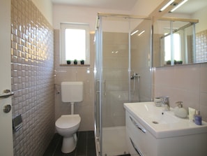 Bungalow | Bathroom | Shower, towels