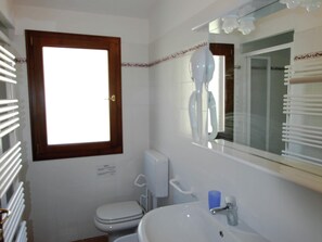 House | Bathroom | Shower, towels