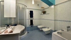 Shower, towels - Beautiful Villa With Pool and Fantastic sea View in the Enchanting Amalfi Coast (Massa Lubrense)