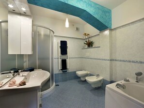 Shower, towels - Beautiful Villa With Pool and Fantastic sea View in the Enchanting Amalfi Coast (Massa Lubrense)