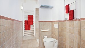 House | Bathroom | Shower, towels - Modern Holiday Home in Pedaso With Pool (Pedaso)