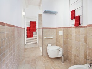 House | Bathroom | Shower, towels