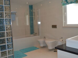 Bathroom | Combined shower/tub, towels