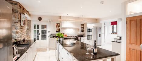 Kühlschrank, Mikrowelle, Ofen, Geschirrspüler