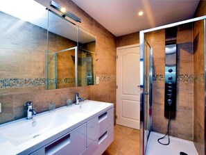 Chalet | Bathroom | Shower - Tranquil Chalet With Sauna in Beauraing (Beauraing)