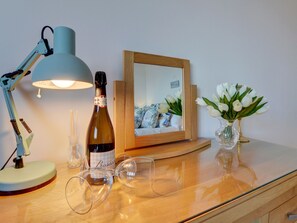 1 Schlafzimmer, individuell eingerichtet, Bettwäsche