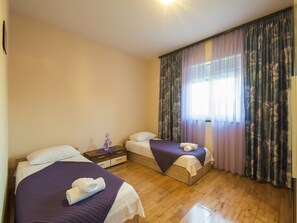 2 bedrooms, individually furnished, iron/ironing board, bed sheets - Holiday Home Near Zadar With Private Pool (Posedarje)
