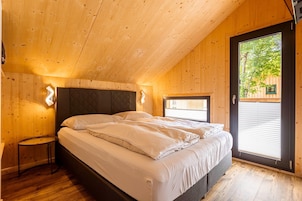 3 habitaciones, muebles diferentes y ropa de cama