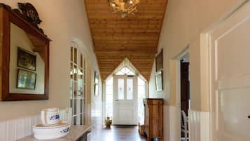 House | Meja sambut tetamu