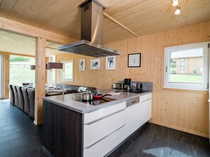 Chalet | Privékeuken | Een kinderstoel