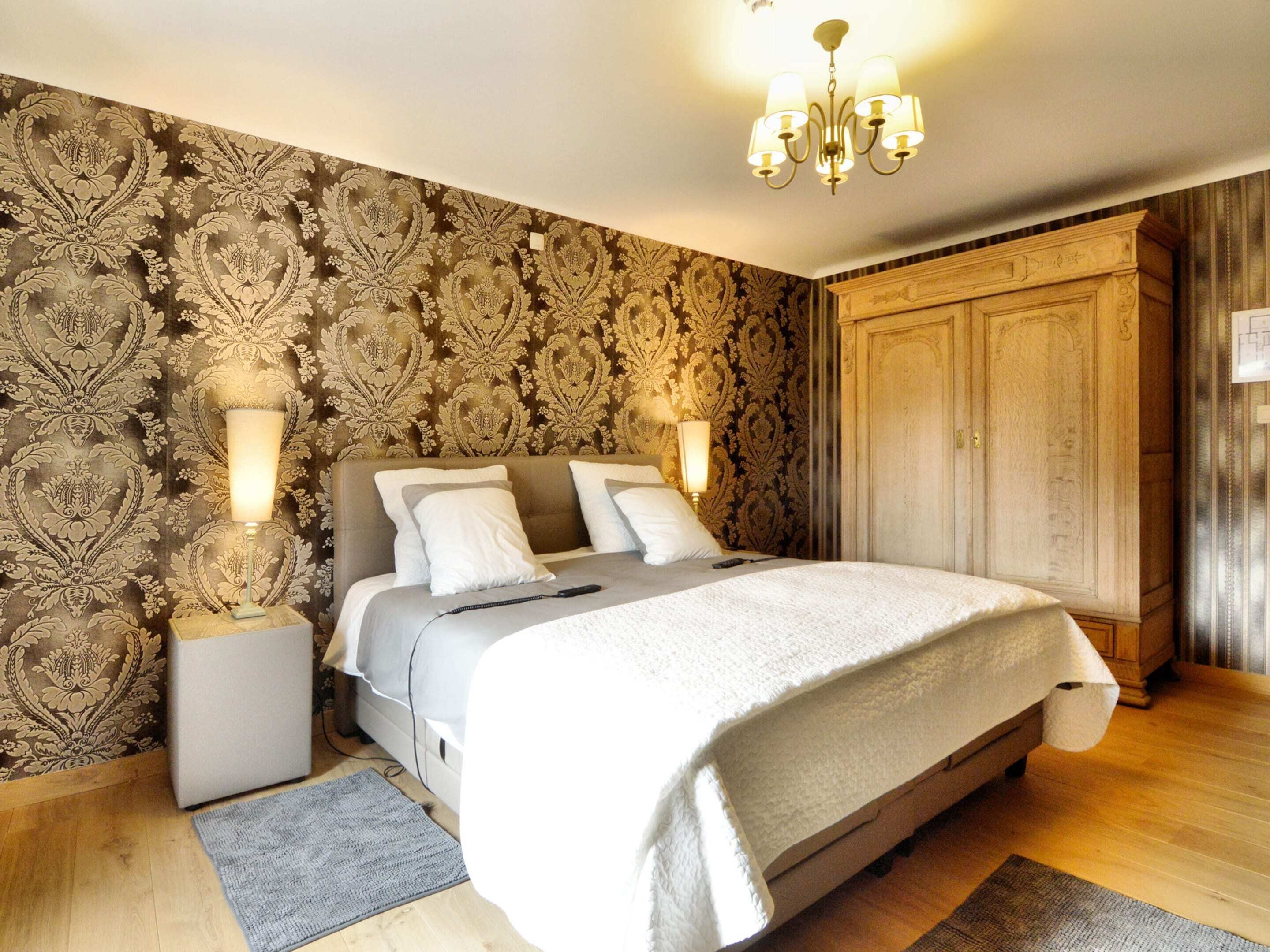 House | 8 bedrooms, individually furnished, bed sheets