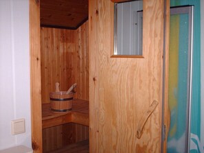 House | Bathroom | Combined shower/tub - Wooden Holiday Home Scandinavian Style With Sauna (Extertal)
