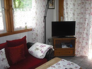 House | Living room | DVD player, MP3 dock - Wooden Holiday Home Scandinavian Style With Sauna (Extertal)
