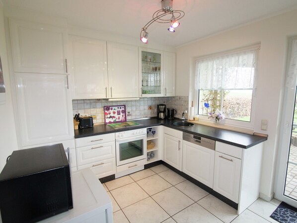 House | Private kitchen | Highchair - Ferienhaus in Hessen mit Grossem Garten (Voehl)