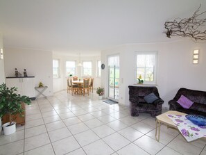 House | Living room | DVD player - Ferienhaus in Hessen mit Grossem Garten (Voehl)