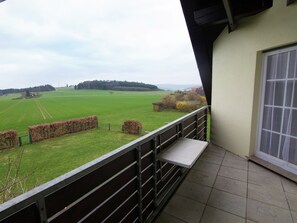 House | View from property - Ferienhaus in Hessen mit Grossem Garten (Voehl)