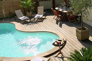 Outdoor pool - Luxurious Villa With Terrace in the Rural Chalais (Chalais (Charente))
