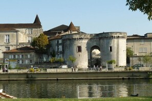 Exterior - Luxurious Villa With Terrace in the Rural Chalais (Chalais (Charente))