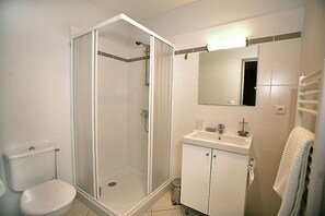 House | Bathroom | Bathtub, towels - Luxurious Villa With Terrace in the Rural Chalais (Chalais (Charente))