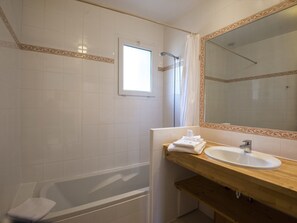 House | Bathroom - Holiday Home in Quillan Near Pyrenees (Quillan)