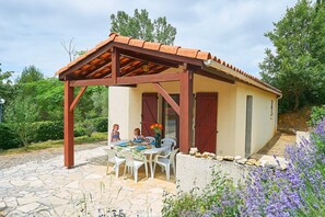 Outdoor dining - Holiday Home in Quillan Near Pyrenees (Quillan)