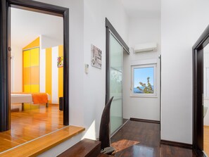 4 bedrooms, cots/infant beds, individually furnished, bed sheets - Stunning Holiday Home in Kastel Luksic Near the Sea (Kastela)