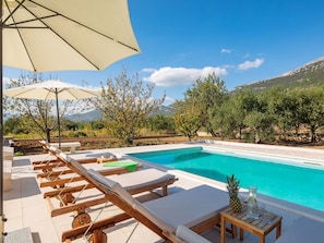 Pool - Stunning Holiday Home in Kastel Luksic Near the Sea (Kastela)