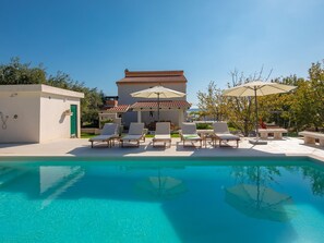Outdoor pool - Stunning Holiday Home in Kastel Luksic Near the Sea (Kastela)