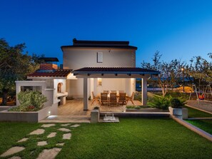 Exterior - Stunning Holiday Home in Kastel Luksic Near the Sea (Kastela)