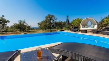 Vila | Piscina | Piscina interna, piscina externa