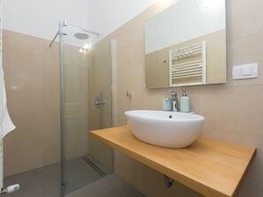Villa | Badezimmer | Dusche, Haartrockner