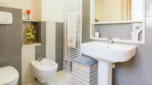 Căn hộ | Phòng tắm | Buồng tắm vòi sen, khăn tắm 