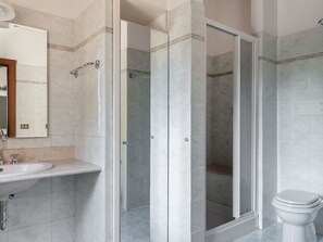 House | Bathroom | Shower, towels
