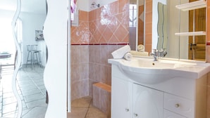 Bathroom - Detached Holiday Home Near the Truffle Capital of Aups, With a Shared Swimming Pool (Aups)