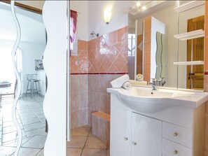 Shower - Detached Holiday Home Near the Truffle Capital of Aups, With a Shared Swimming Pool (Aups)