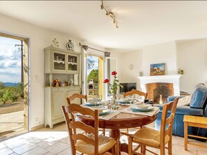 Dining - Detached Holiday Home Near the Truffle Capital of Aups, With a Shared Swimming Pool (Aups)