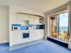 House | Private kitchen - Cozy Holiday Home in Swanage With Balcony (Swanage)