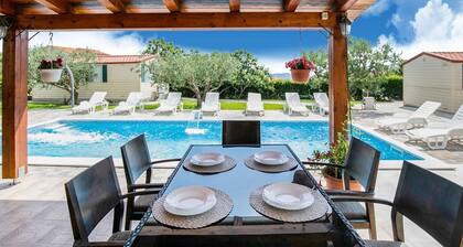 Lovely Holiday Home in Pakoštane With Swimming Pool