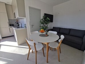 Mobile Home | Dining - Lovely Holiday Home in Pakoštane With Swimming Pool (Pakostane)