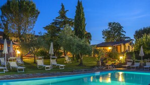 Una piscina al aire libre