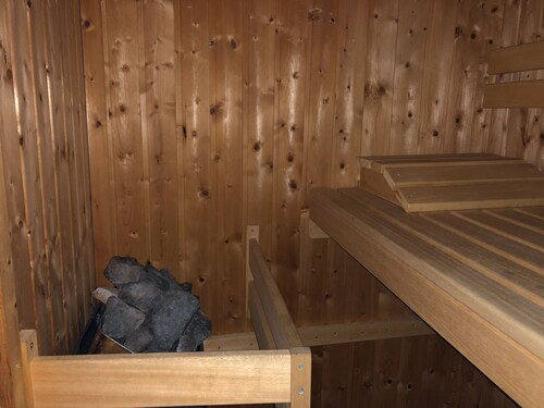 Chic Beachside Stay w/ Sauna