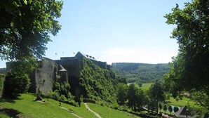 A castle on a hill with a grassy path leading to it. - Sunny Garden Cottage, Alle (Vresse-sur-Semois)