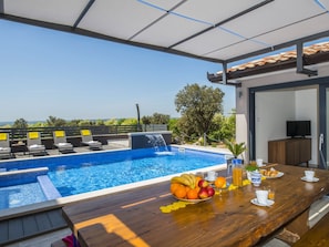 Villa | Alberca | Alberca techada y alberca al aire libre